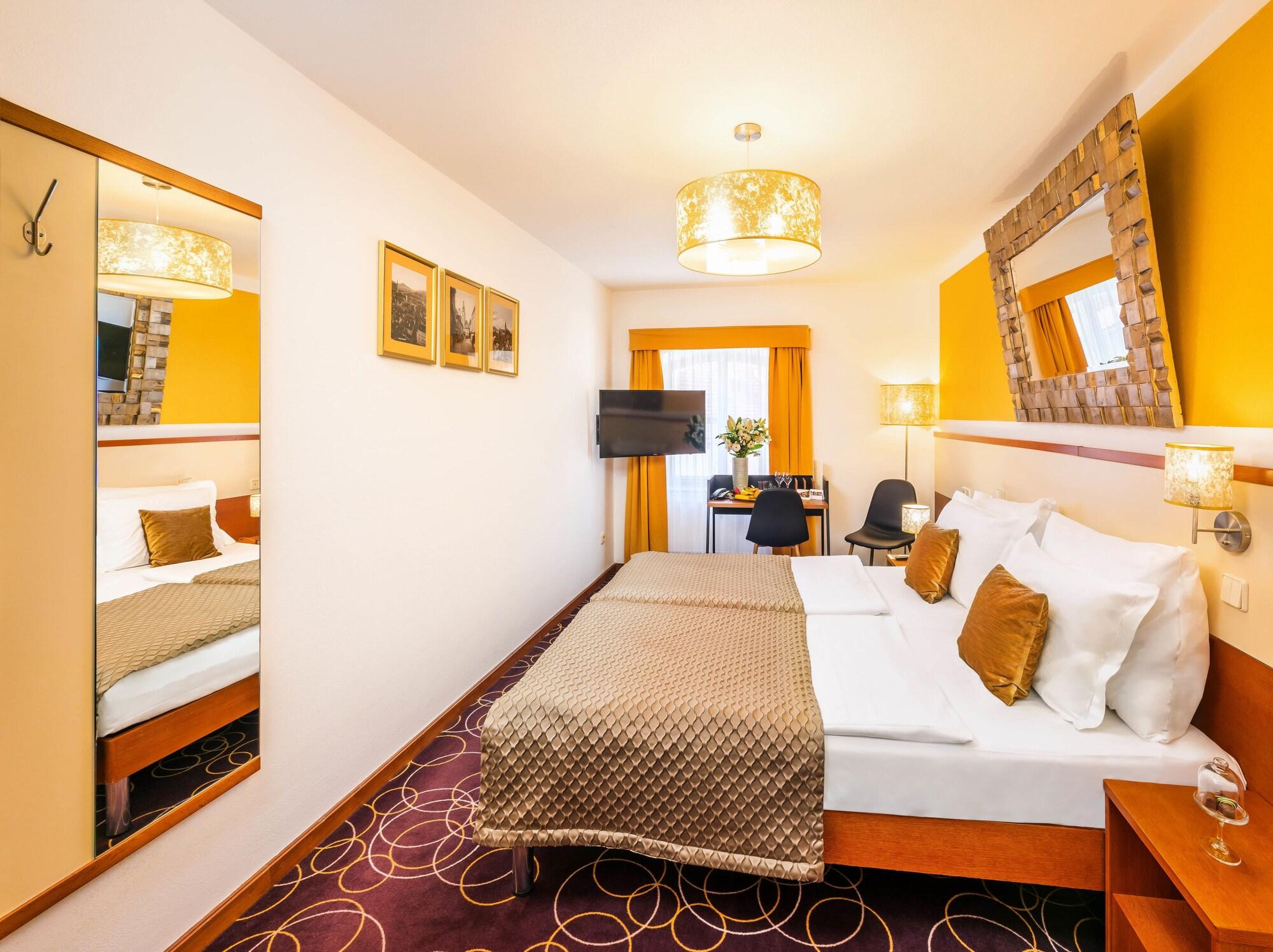 Bellevue Hotel Cesky Krumlov Bagian luar foto