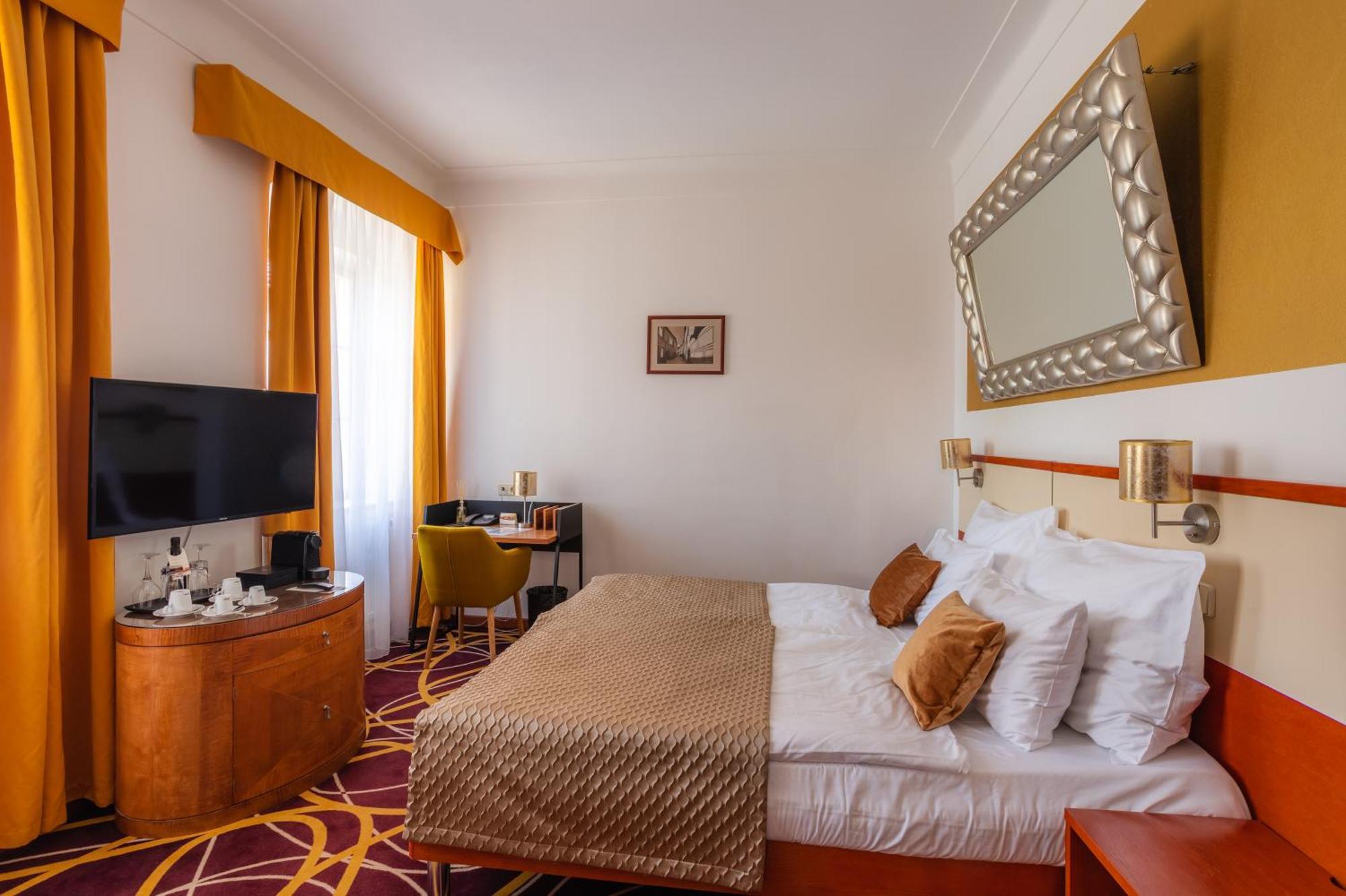 Bellevue Hotel Cesky Krumlov Bagian luar foto